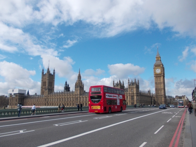 Wi-Fiスポットの多いロンドン市内を走るロンドンバスとビックベン
