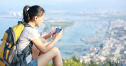 海外でポケットWi-Fiを使用しスマホを使う女性