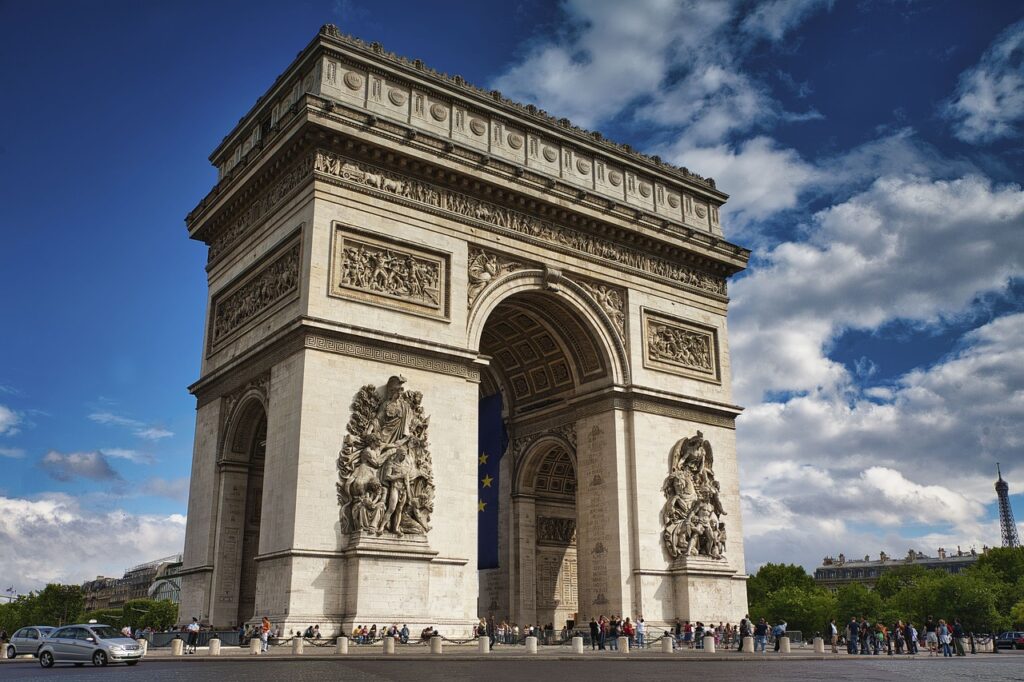 フランスの観光名所である凱旋門