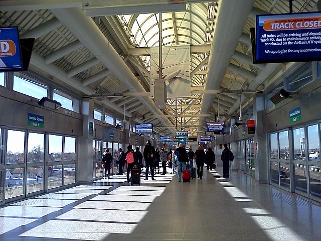 JFK国際ターミナルを移動する人たちと標識