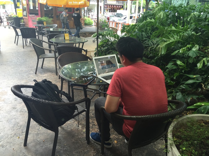 タイの街中でWi-Fiレンタルを利用してネットする男性