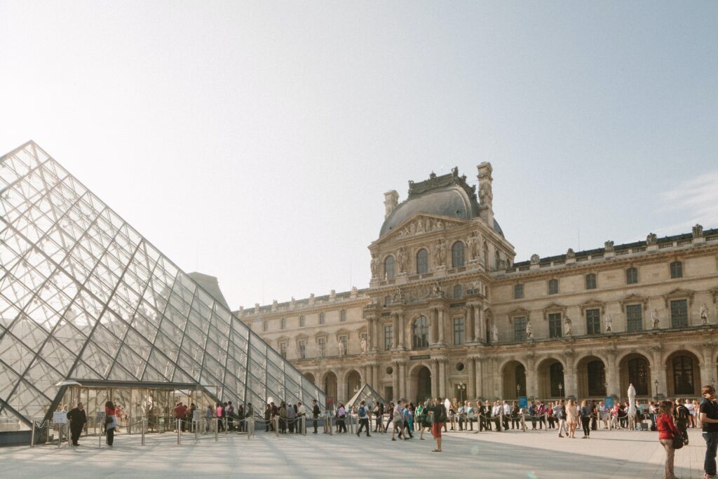 フランスの観光名所であるルーブル美術館