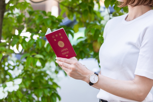 オーストリアに向かうためにパスポートとポケットWi-Fiを用意した女性