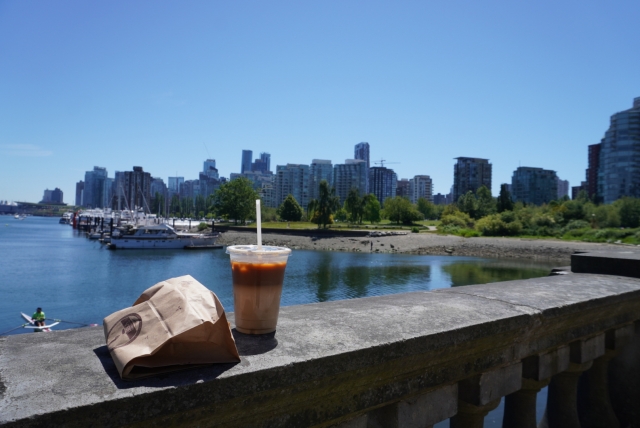 カナダでWi-Fiを使って観光地やカフェを調べながら朝食をとっているところ