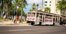 ハワイのトロリーバスを利用する人たち