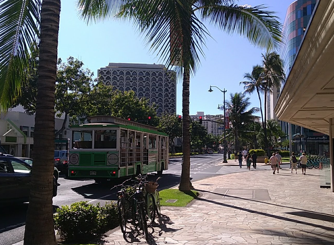 ハワイのトロリーバスを正面から撮った画像.jpg
