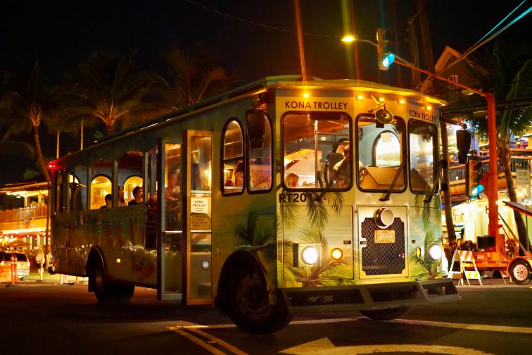 ハワイのトロリーバスを夜に撮影した画像
