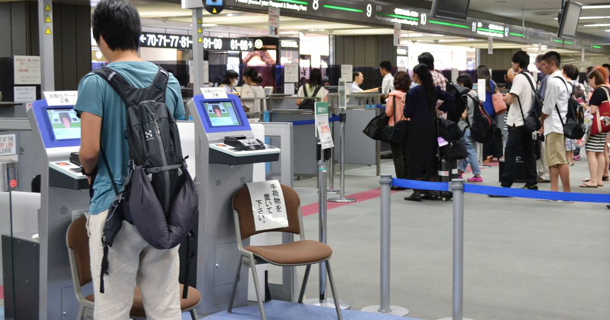 羽田空港第3ターミナルのコンビニで買い物してから出国する人たち