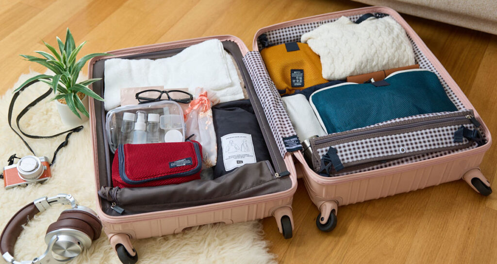 アメリカ旅行の準備リストを見ながらパッキングされたスーツケース