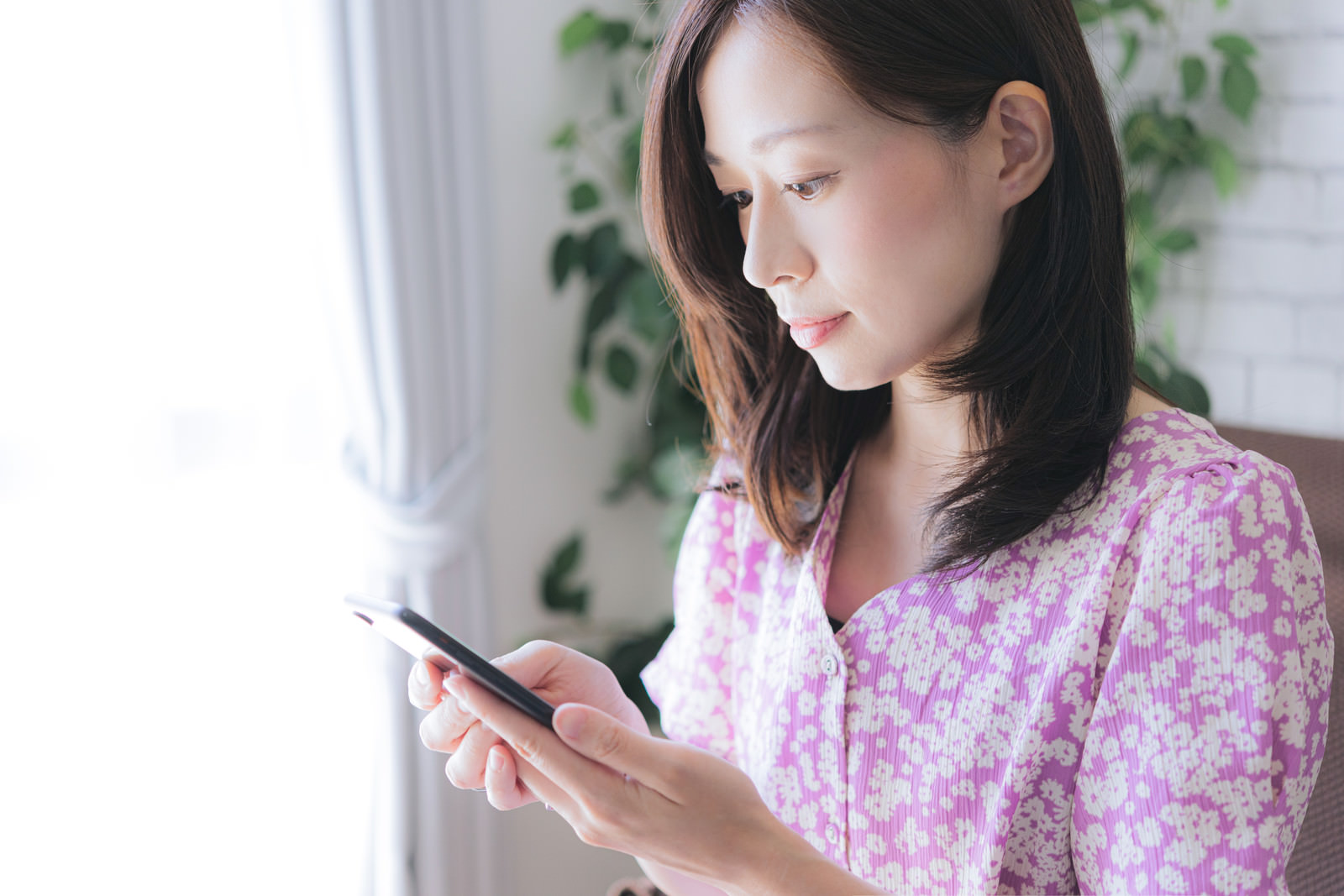 wechatpayの使い方で悩む女性