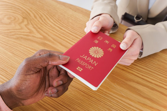 オアフ島の空港で入国検査を受けている女性の手