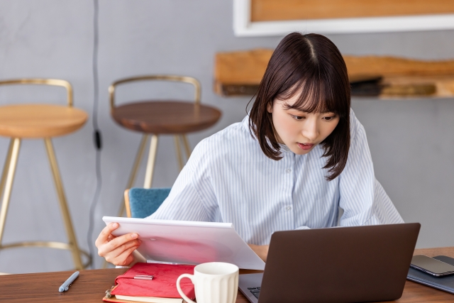 女子旅必須！ヨーロッパ海外旅行の持ち物を検索する女性