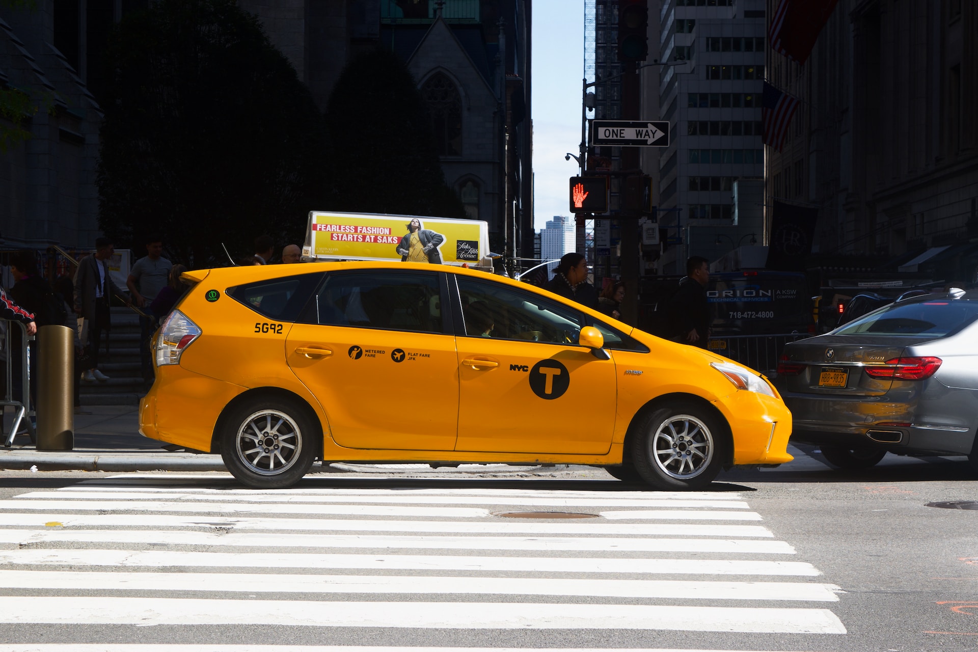 街中を走るタクシー