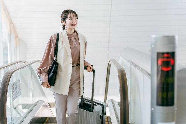 韓国留学で空港に行く女性