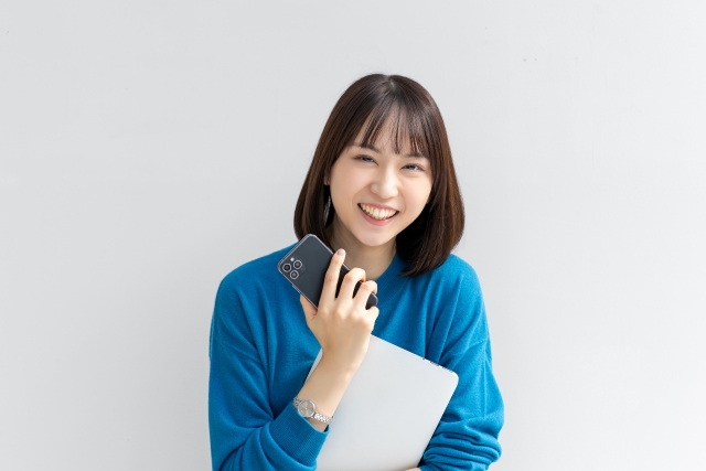 韓国留学でおすすめのWi-Fiレンタルサービスを比較する女性