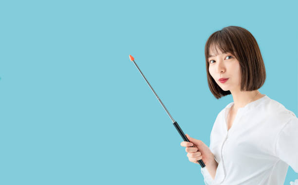 成田空港でのWi-Fi受け取り方法を解説する女性