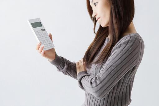 韓国でイモトのWiFiを利用する際の料金を計算する女性
