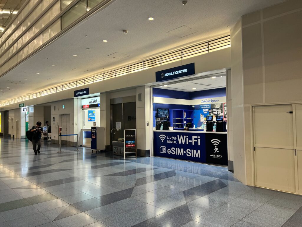 羽田空港第3ターミナル_出発ゲートにあるイモトのWiFi＆WiFiBOXカウンターを筆者撮影
