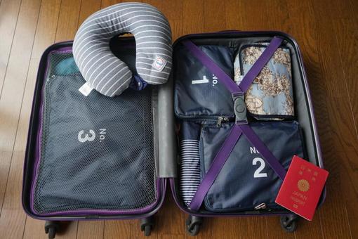 海外旅行に便利な持ち物を100均で購入してスーツケースに詰めた様子