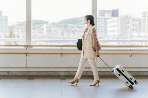 サンフランシスコ国際空港を利用して入国し市内へのアクセス方法を探す女性