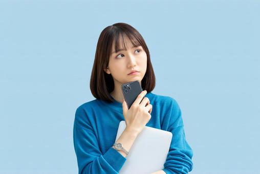 LINEは海外で使えるのか考える女性