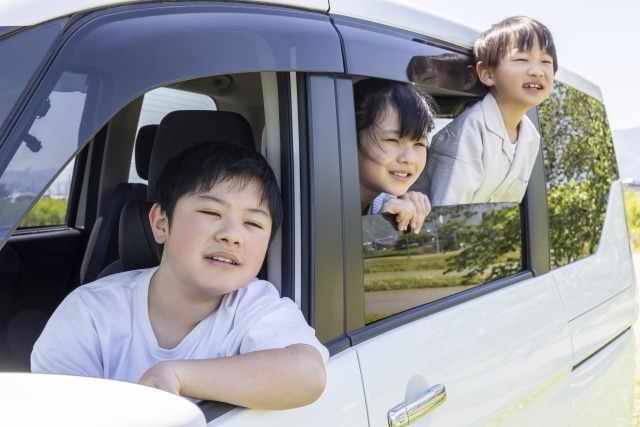 台湾で借りたレンタカーで移動する家族