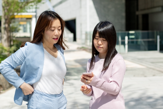 ビジット釜山パスを探す親子