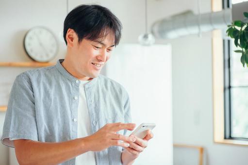 海外でWi-Fiに接続してLINEをする男性