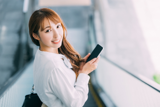 海外でスマホを持ち歩く女性