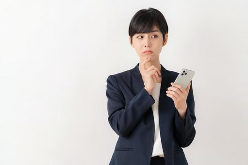 海外でスマホを持ち歩き方に悩む女性