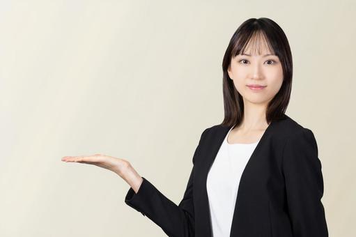 海外用のWi-Fiレンタルの選び方を解説する女性