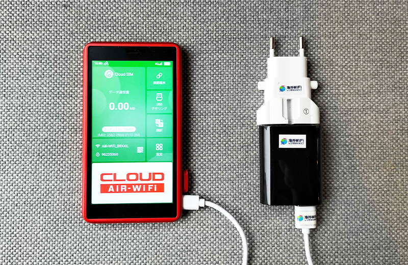 海外WiFiレンタルショップで貸出中のマルチ変換プラグを使ってポケットWi-Fi充電しようとしているところ