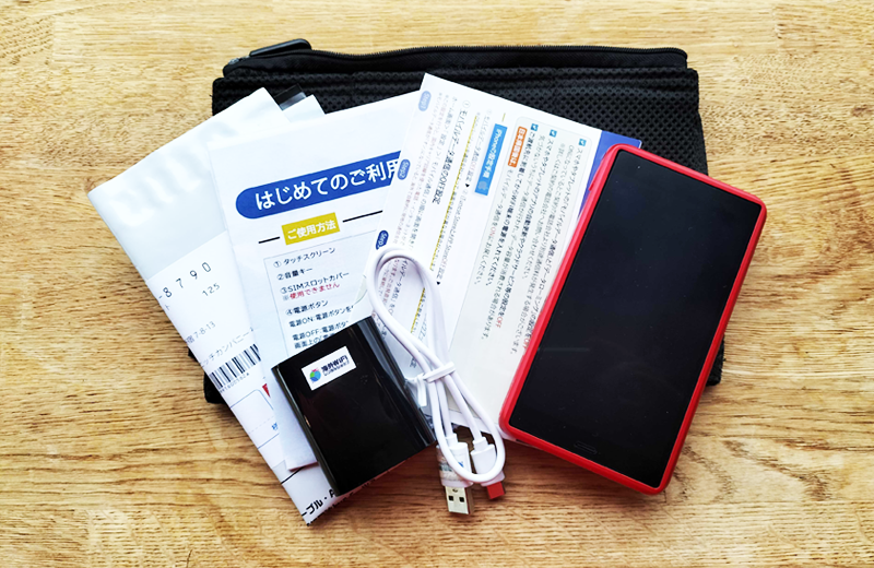 海外WiFiレンタルショップで貸出中のポケットWiFi端末など付属備品のセット一式