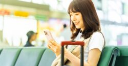 海外でスマホを楽しむ女性