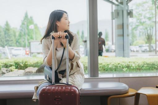 成田空港の国際線ラウンジを利用してから搭乗を待つ女性