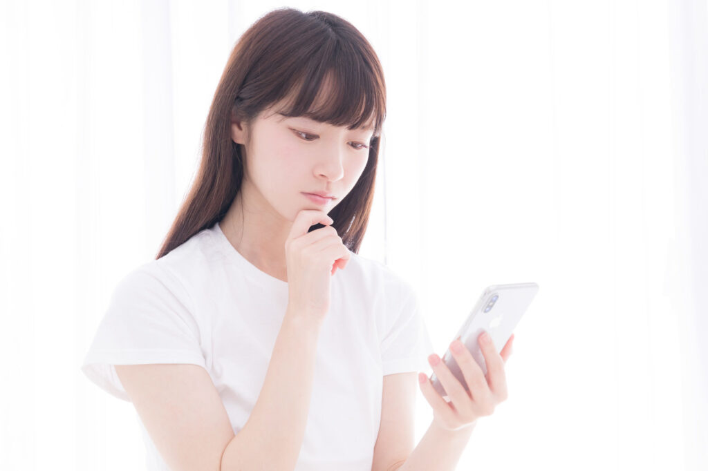 上海の空港でWiFiが受け取れるか悩む女性