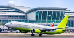 福岡空港と韓国行の飛行機