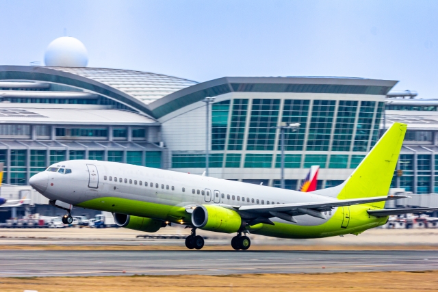 福岡空港と韓国行の飛行機