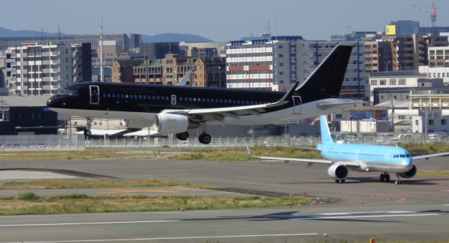 福岡空港に到着する飛行機