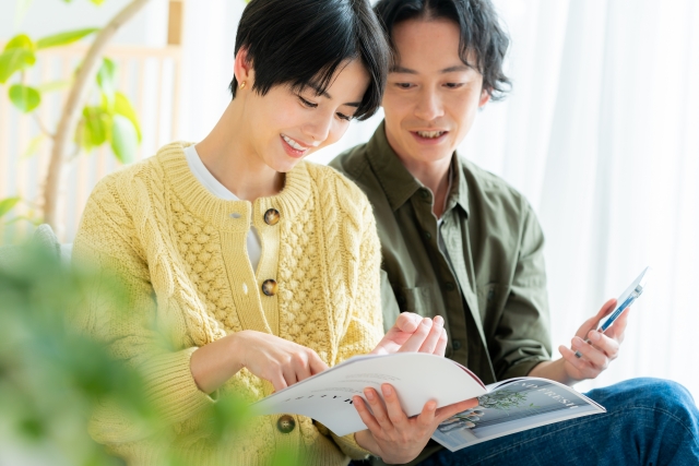 ソフトバンクのスマホがアメリカで使えるのか調べる夫婦