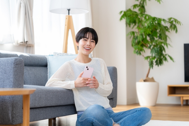 ソフトバンクのスマホがアメリカで使えるのか調べる女性