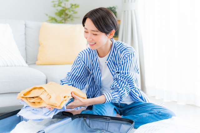 ahamoがハワイで使えるのか調べる女性