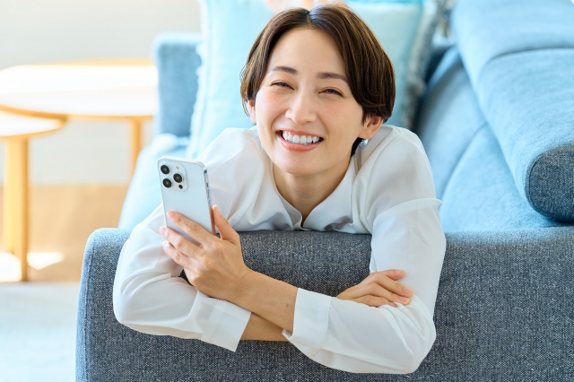 ahamoがハワイで使えるのか調べる女性