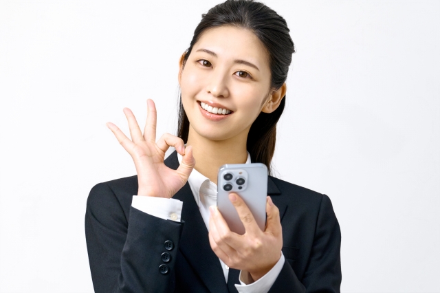 ソフトバンクのスマホがアメリカで使えるのか調べる女性