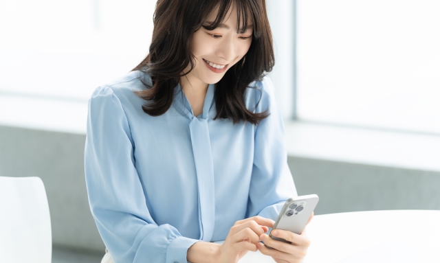 ahamoがハワイで使えるのか調べる女性