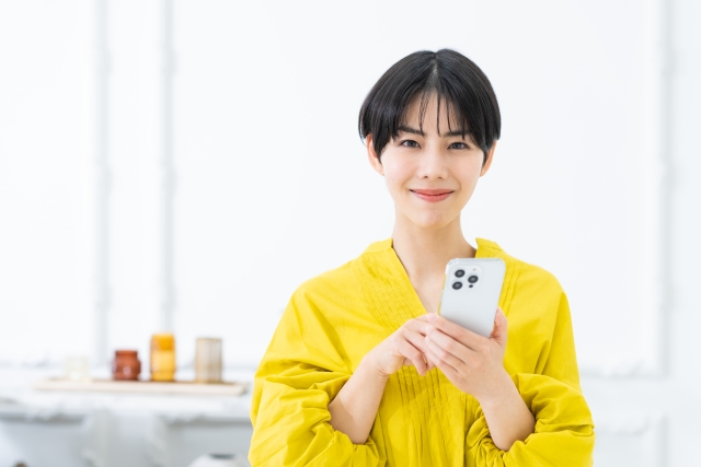 ソフトバンクのスマホがアメリカで使えるのか調べる女性