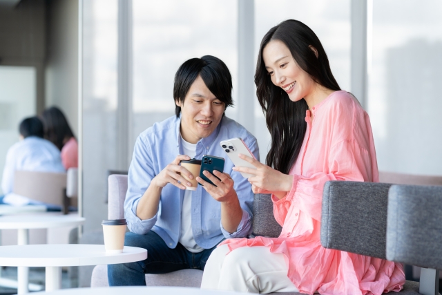 ahamoがハワイで使えるのか調べるカップル