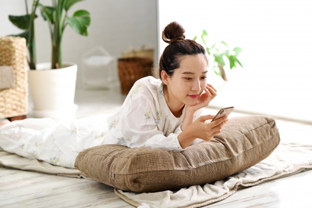 ハワイで楽天モバイルを使いたい女性
