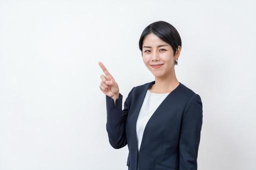 海外で充電器を使うための基礎知識について解説する女性