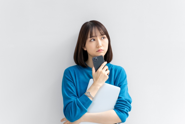 ahamoがベトナムで使えるのか調べる女性